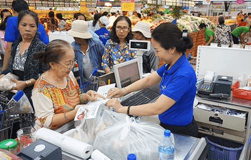 Khách hàng được tư vấn mua hàng đổi tem của Co.opmart