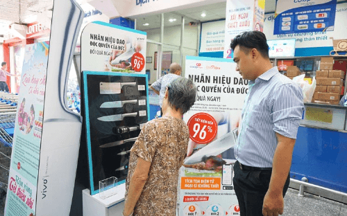 Khách hàng được tư vấn về mua hàng của Co.opmart